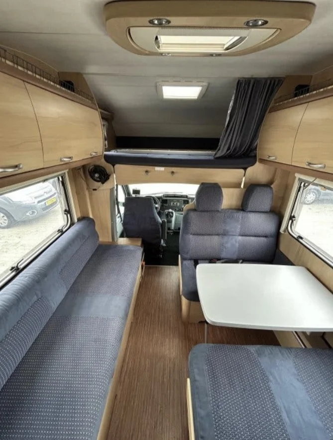 Autocaravana LMC Liberty Cruiser A728G - Salón y comedor