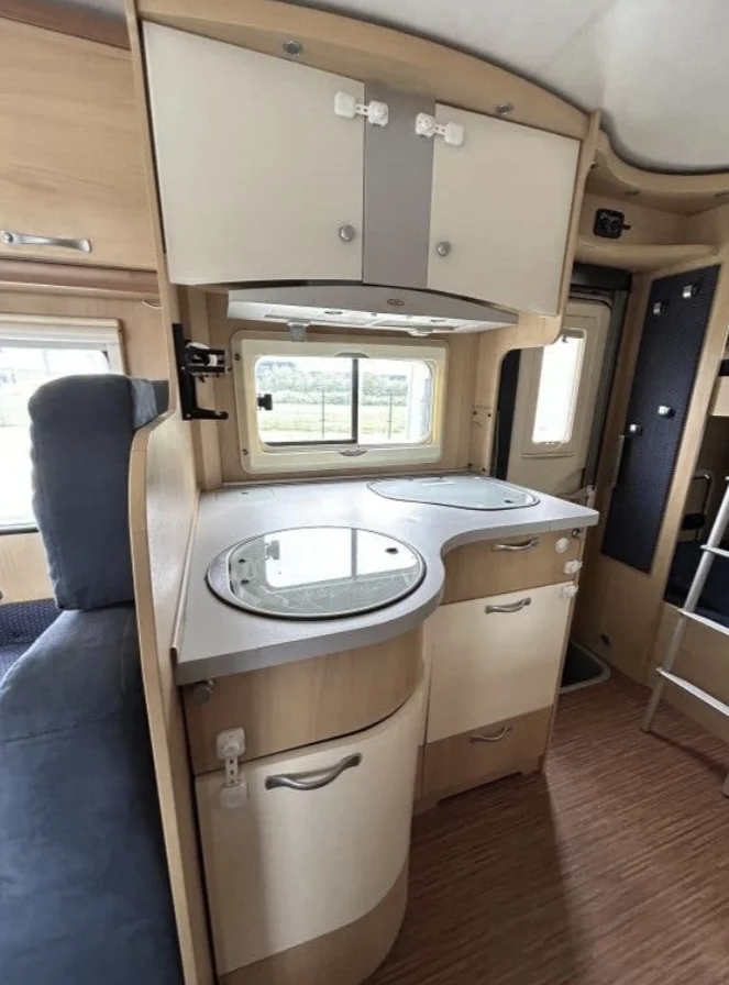 Autocaravana LMC Liberty Cruiser A728G - Cocina equipada