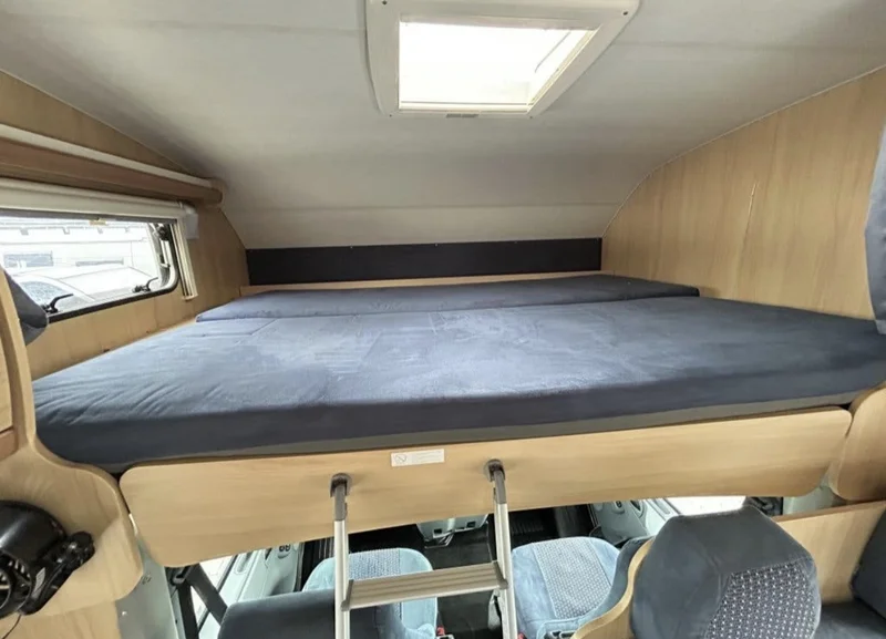 Autocaravana LMC Liberty Cruiser A728G - Cama capuchina