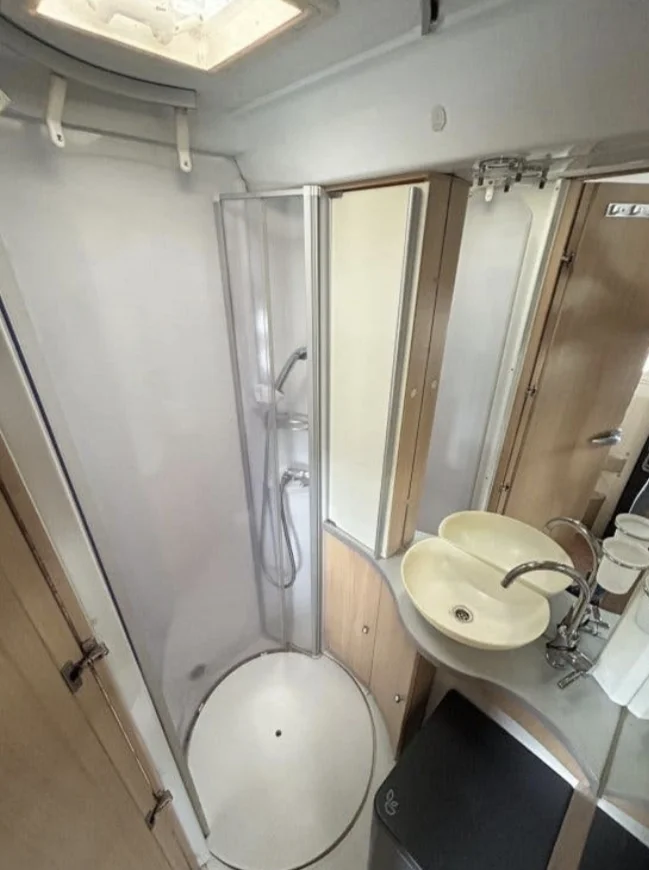 Autocaravana LMC Liberty Cruiser A728G - Baño con ducha separada y WC seco