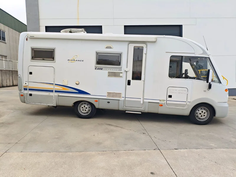 Autocaravana Burstner i690 Elegance - Exterior lateral