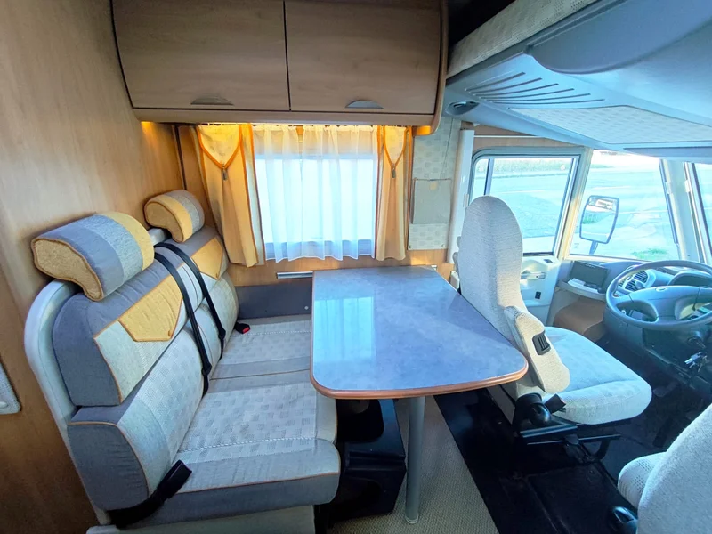 Autocaravana Burstner i690 Elegance - Salón comedor y cabina