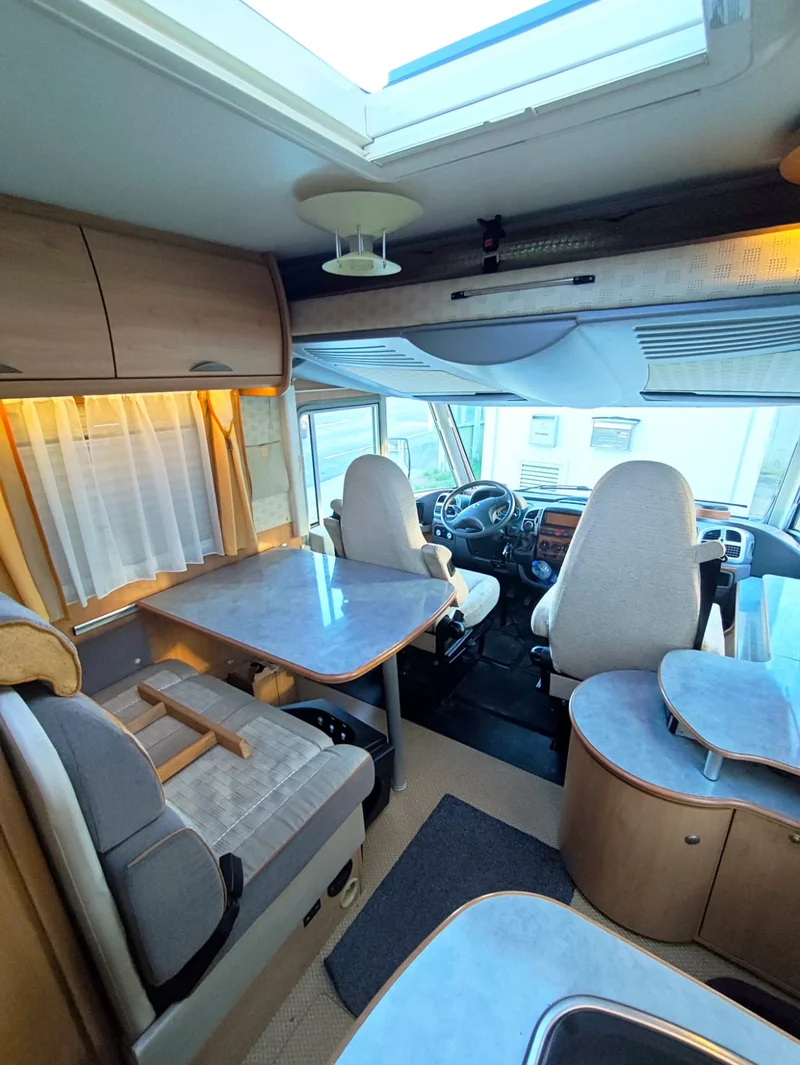 Autocaravana Burstner i690 Elegance - Salón con claraboya panorámica