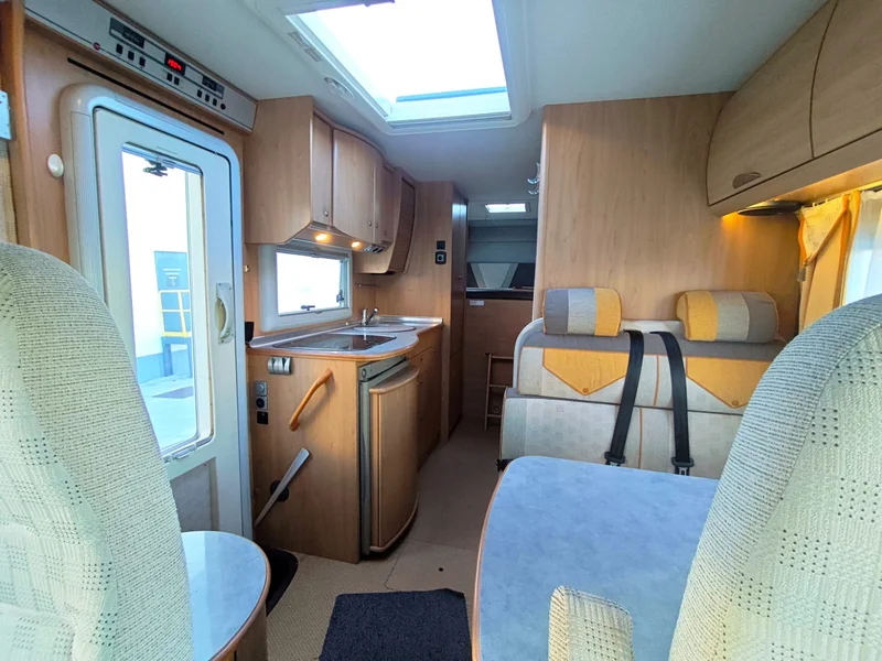 Autocaravana Burstner i690 Elegance - Vista interior hacia dormitorio
