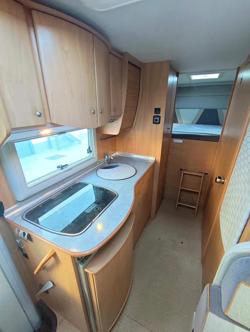 Autocaravana Burstner i690 Elegance - Cocina y pasillo