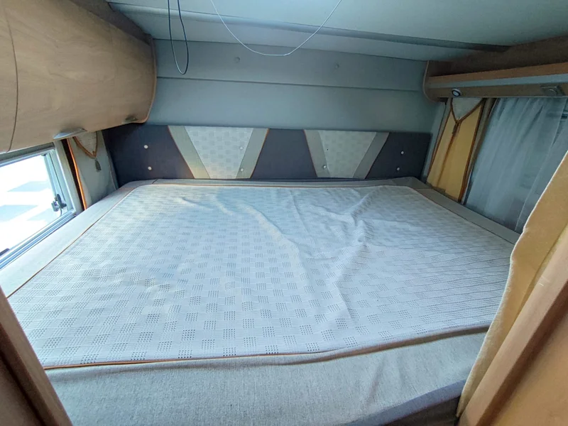 Autocaravana Burstner i690 Elegance - Cama doble trasera transversal