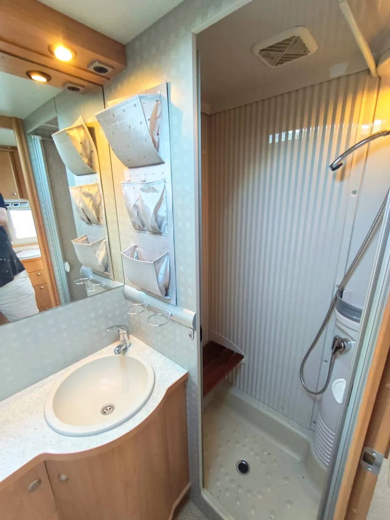 Autocaravana Burstner i690 Elegance - Baño con ducha separada