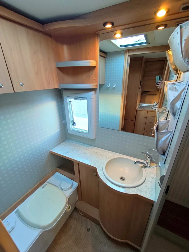 Autocaravana Burstner i690 Elegance - Inodoro y lavamanos